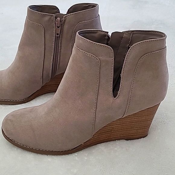 Madden Girl Greteel Wedge Bootie 8.5 Womens Hidden Heel Beige Closed Toe 3 Boho - Picture 3 of 14